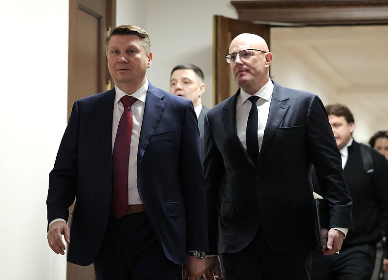 Полномочный представитель Правительства РФ в Государственной Думе Александр Синенко и заместитель Председателя Правительства РФ Дмитрий Чернышенко