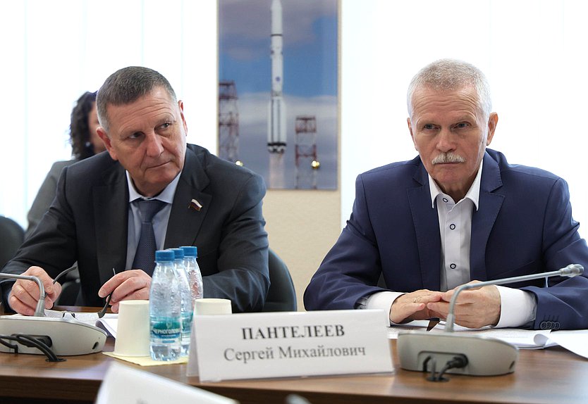 Члены Комитета по промышленности и торговле Андрей Трифонов и Сергей Пантелеев