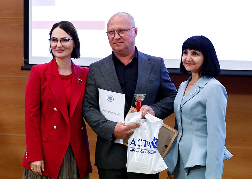 Первый заместитель Председателя Комитета по защите семьи, вопросам отцовства, материнства и детства Татьяна Буцкая (слева)