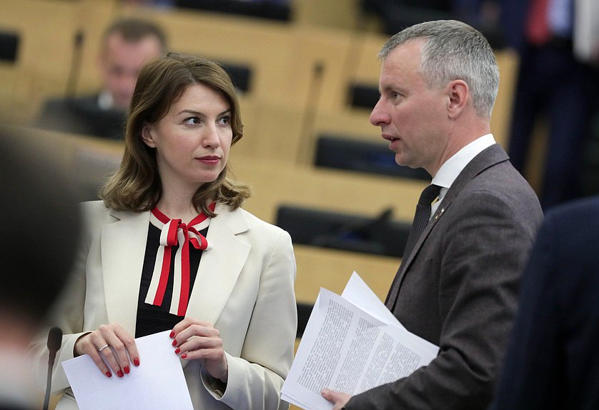 Первый заместитель Председателя Комитета по государственному строительству и законодательству Ирина Панькина и член Комитета по туризму и развитию туристической инфраструктуры Алексей Волоцков