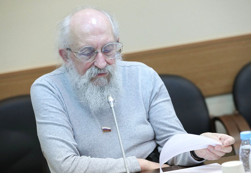 Член Комитета по просвещению Анатолий Вассерман