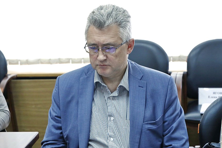 Совещание Комитета по строительству и ЖКХ с представителями министерств и ведомств о проекте федерального закона «О деятельности в сфере оказания услуг по операциям с недвижимостью»