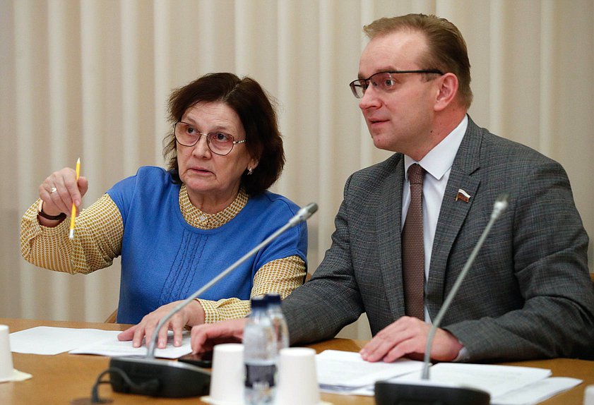 Члены Комитета по охране здоровья Римма Утяшева и Михаил Кизеев