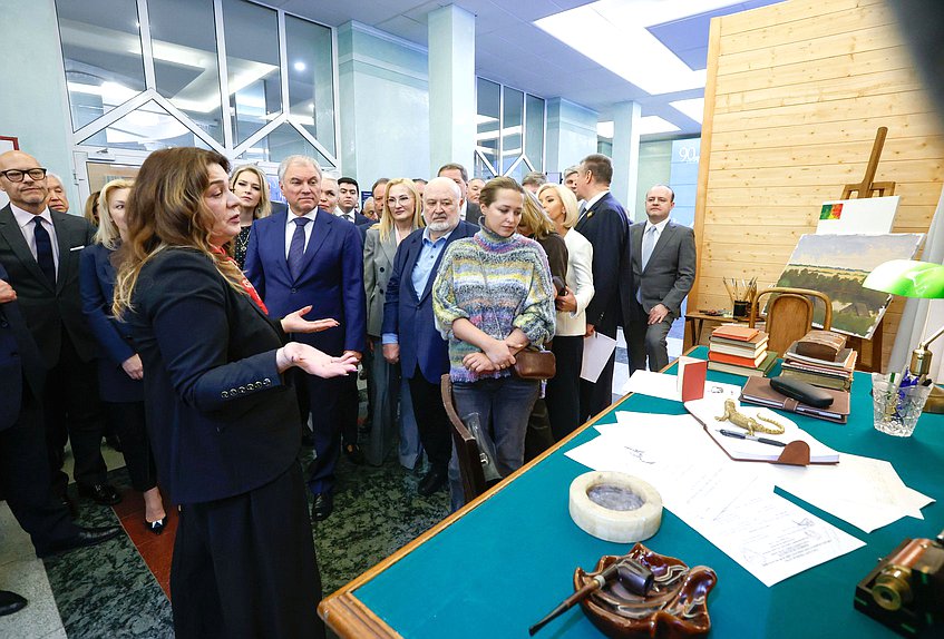 Председатель Государственной Думы Вячеслав Володин и директор Музея кино Лариса Баженова