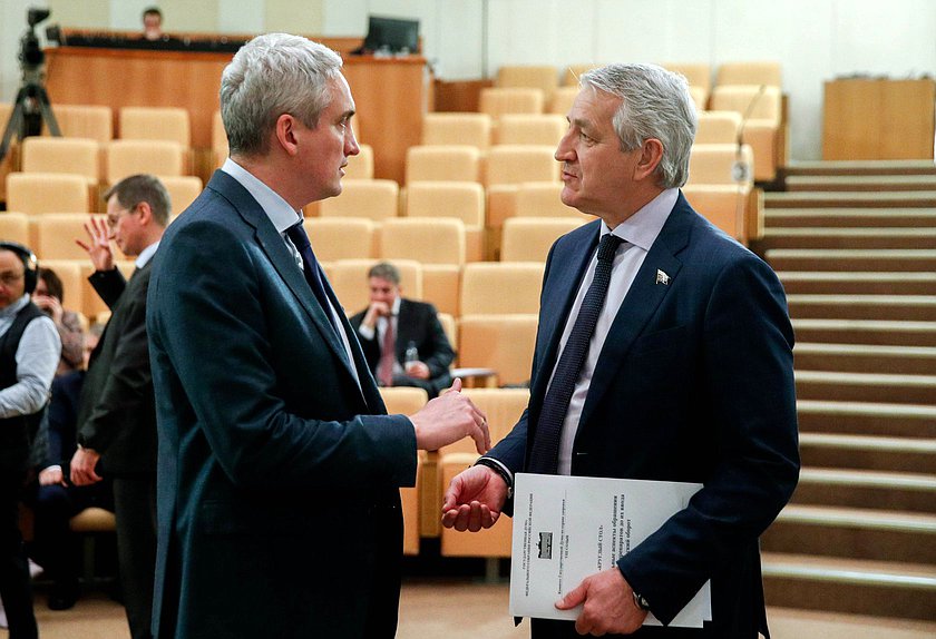 Первый заместитель Председателя Комитета по охране здоровья Леонид Огуль (справа)