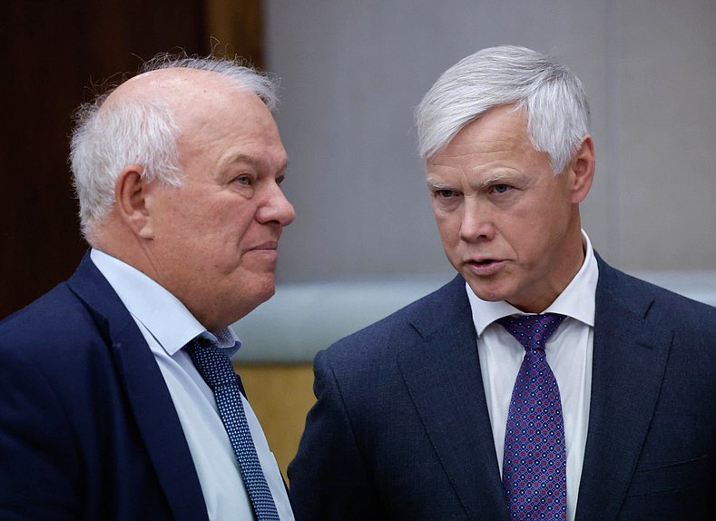 Заместитель Председателя Комитета по экологии, природным ресурсам и охране окружающей среды Анатолий Грешневиков и Председатель Комитета по защите конкуренции Валерий Гартунг