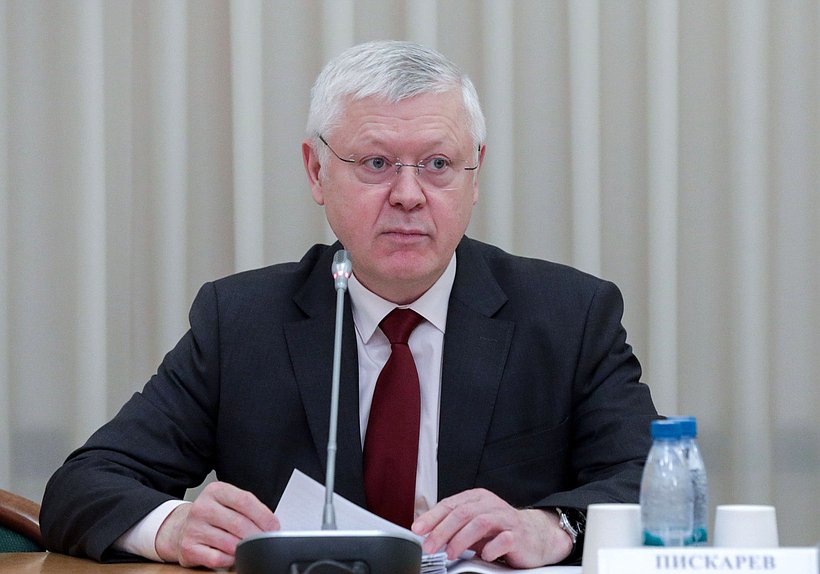 Председатель Комитета по безопасности и противодействию коррупции Василий Пискарев