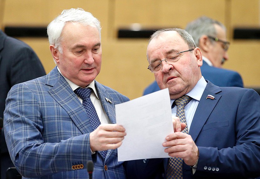 Председатель Комитета по обороне Андрей Картаполов и член Комитета по бюджету и налогам Виктор Селиверстов