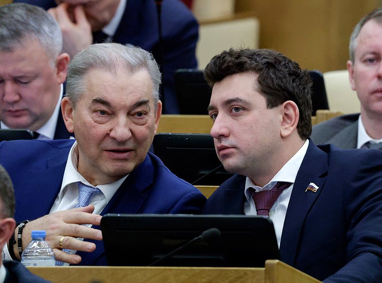 Член Комитета по физической культуре и спорту Владислав Третьяк и член фракции "Единая Россия" Валерий Горюханов