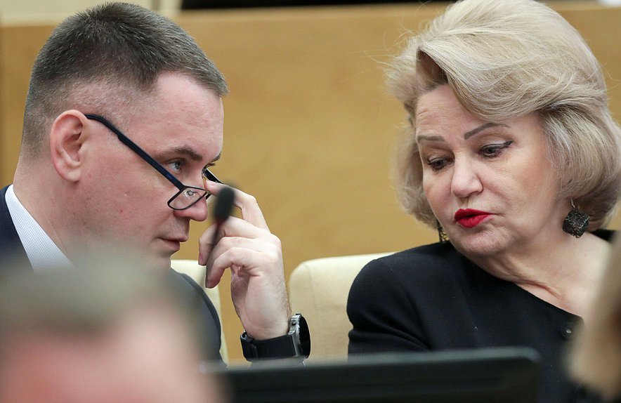 Заместитель Председателя Комитета по вопросам собственности, земельным и имущественным отношениям Алексей Корниенко и Председатель Комитета по вопросам семьи, женщин и детей Нина Останина