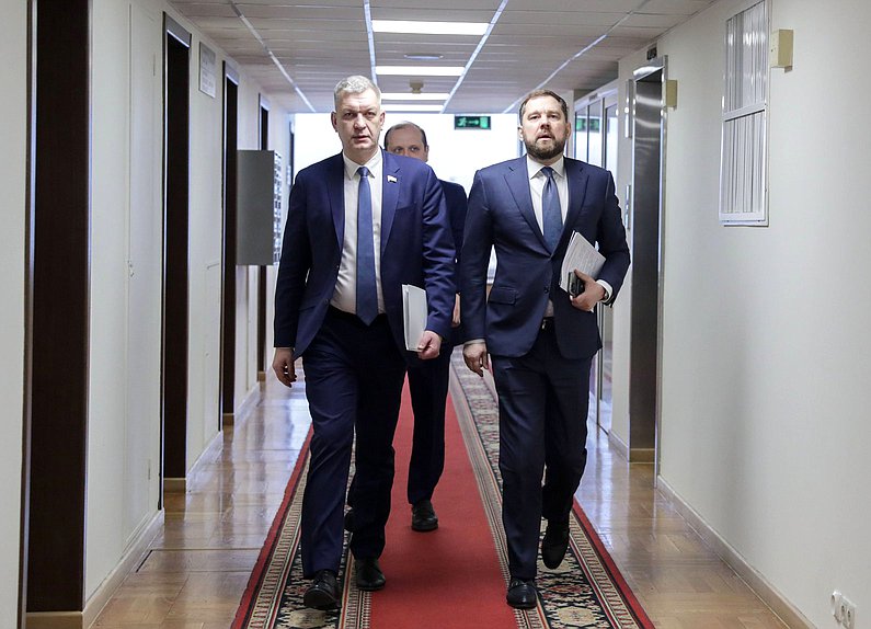 Председатель Комитета по делам национальностей Владимир Иванов и руководитель Федерального Агентства по делам национальностей Игорь Баринов