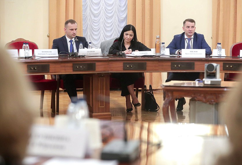 Заместитель Председателя Комитета по охране здоровья Сергей Леонов, Председатель комиссии по охране здоровья Молодежной общественной палаты Стелла Узденова и Председатель Комитета по труду, социальной политике и делам ветеранов Ярослав Нилов