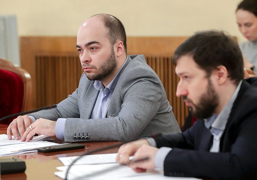 Круглый стол на тему «Системные изменения в законодательстве РФ в сфере образования как механизм снижения административной нагрузки на образовательные организации в условиях кризиса»