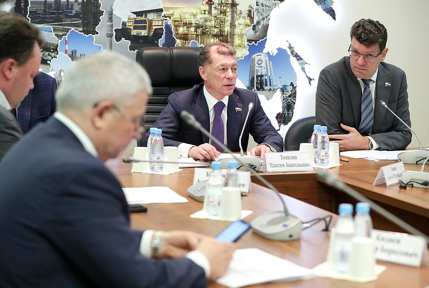 Председатель Комитета по экономической политике Максим Топилин и Первый заместитель Председателя Комитета Денис Кравченко
