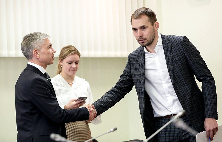 Член Комитета по физической культуре и спорту Евгений Ревенко и заместитель Председателя Комитета Антон Шипулин