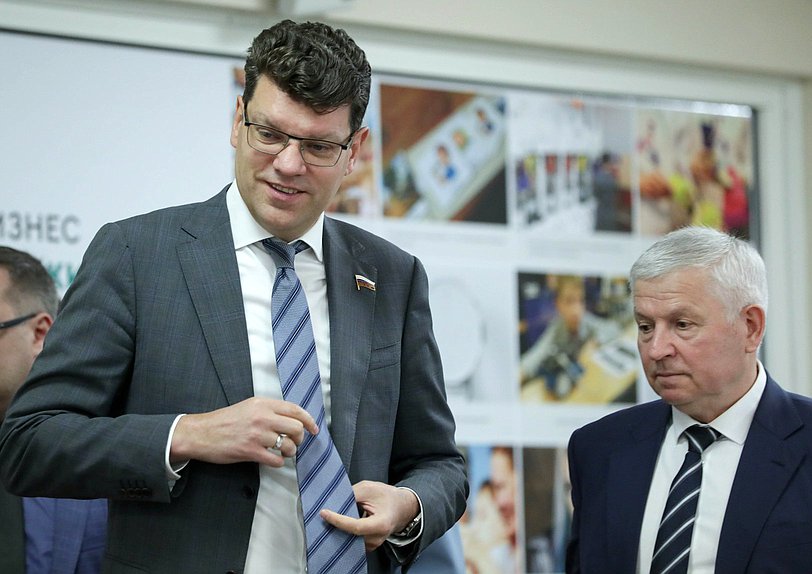 Первый заместитель Председателя Комитета по экономической политике Денис Кравченко и член Комитета Виктор Кидяев