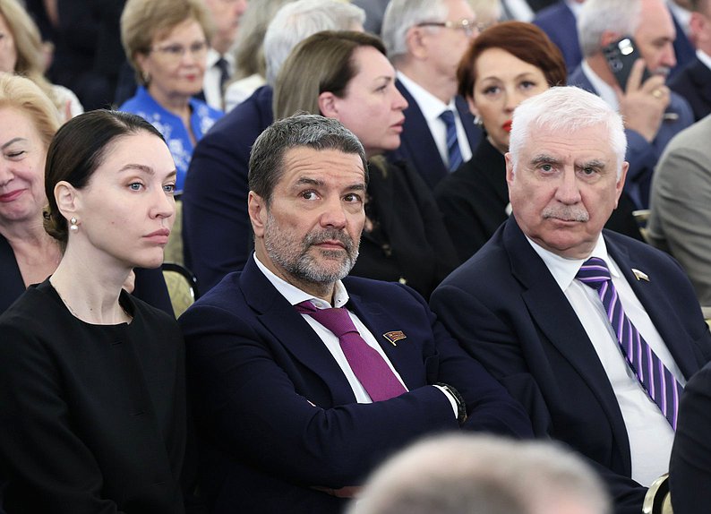 Первый заместитель Председателя Комитета по просвещению Алена Аршинова, Первый заместитель Председателя Комитета по информационной политике, информационным технологиям и связи Александр Ющенко и Первый заместитель Председателя Комитета по международным делам Алексей Чепа