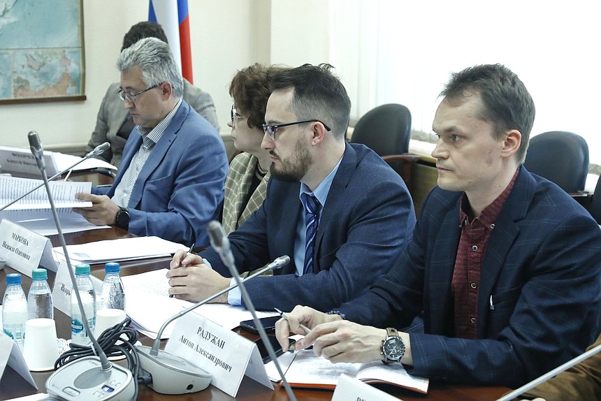 Совещание Комитета по строительству и ЖКХ с представителями министерств и ведомств о проекте федерального закона «О деятельности в сфере оказания услуг по операциям с недвижимостью»