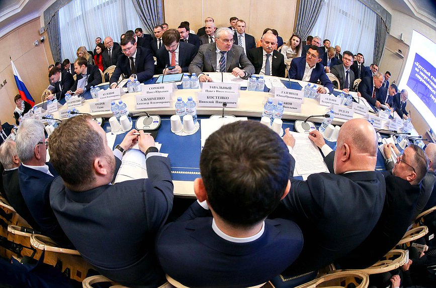 Круглый стол Комитета по энергетике на тему «Нефтегазовая отрасль в современных экономических условиях. Роль государства и бизнеса»