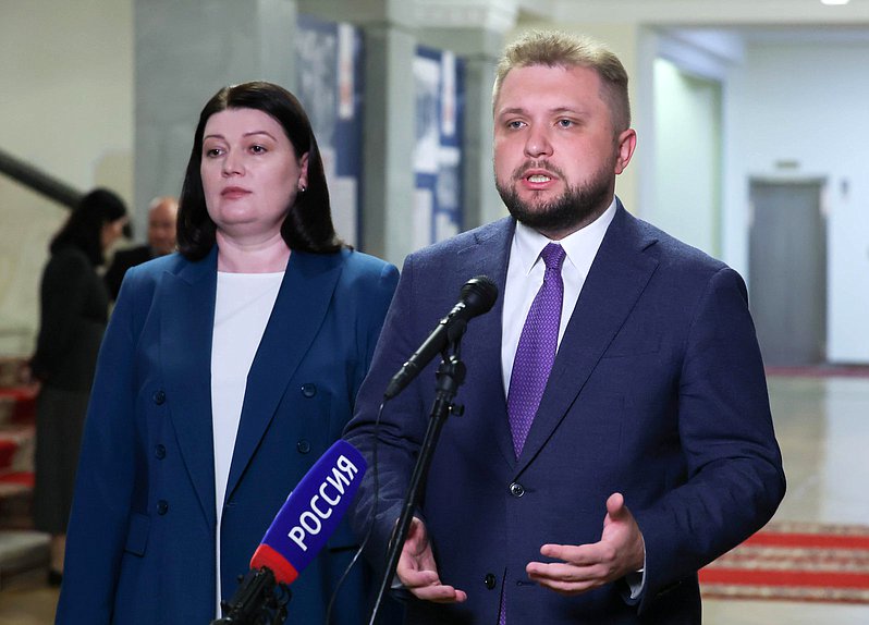 Член Комитета по защите семьи, вопросам отцовства, материнства и детства Василина Кулиева и заместитель Председателя Государственной Думы Борис Чернышов