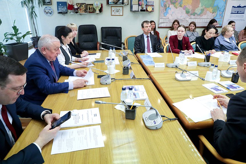 Круглый стол Комитета по развитию Дальнего Востока и Арктики на тему ...