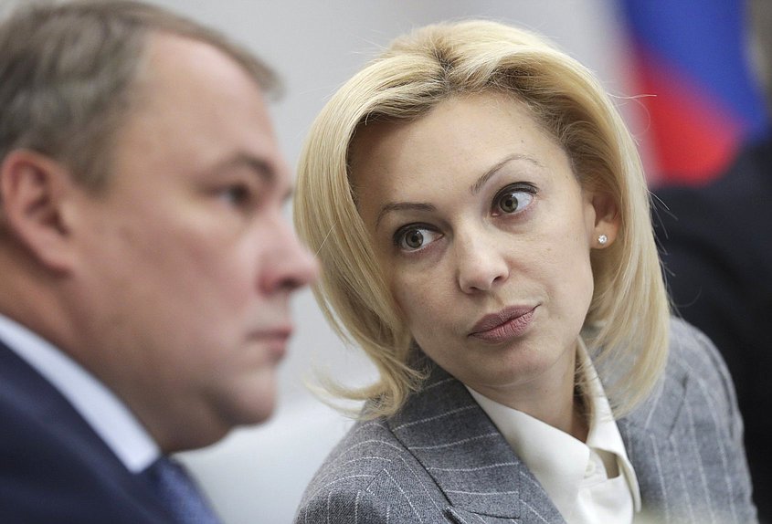 Заместители Председателя Государственной Думы Петр Толстой и Ольга Тимофеева