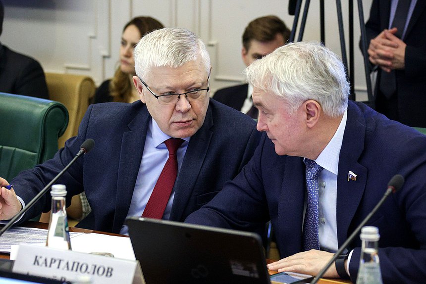 El Jefe del Comité de Seguridad y Control de la Corrupción, Vasily Piskarev, y el Jefe del Comité de Defensa, Andrey Kartapolov