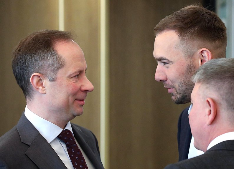 Член Комитета по физической культуре и спорту Роман Терюшков и заместитель Председателя Комитета Антон Шипулин