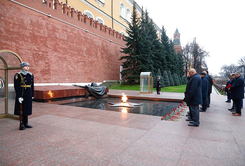 Международная конференция «Роль взаимодействия фракций политических партий и блоков в межпарламентском сотрудничестве стран СНГ». Возложение цветов к Могиле Неизвестного Солдата