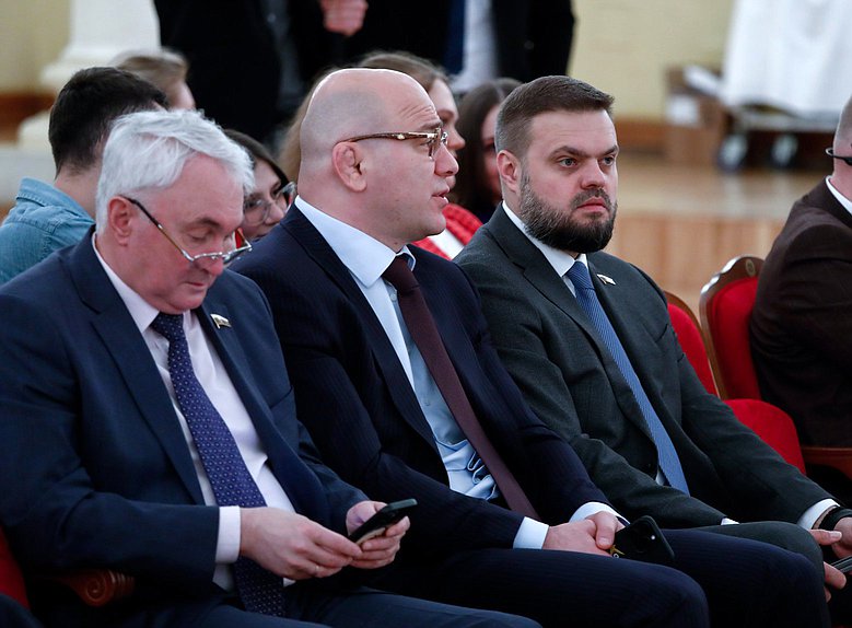 Председатель Комитета по обороне Андрей Картаполов, член Комитета по делам СНГ, евразийской интеграции и связям с соотечественниками Артур Таймазов и заместитель Председателя Комитета Артем Туров