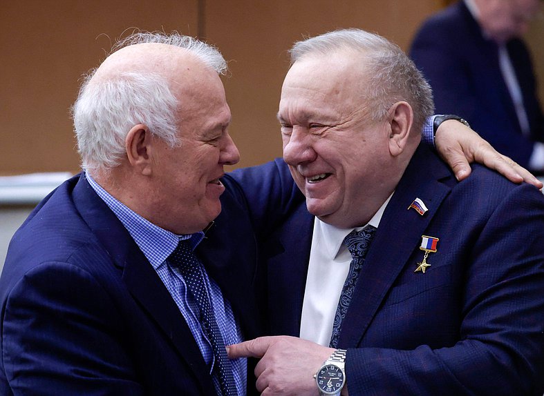 Заместитель Председателя Комитета по экологии, природным ресурсам и охране окружающей среды Анатолий Грешневиков и заместитель Председателя Комитета по развитию гражданского общества, вопросам общественных и религиозных объединений Владимир Шаманов