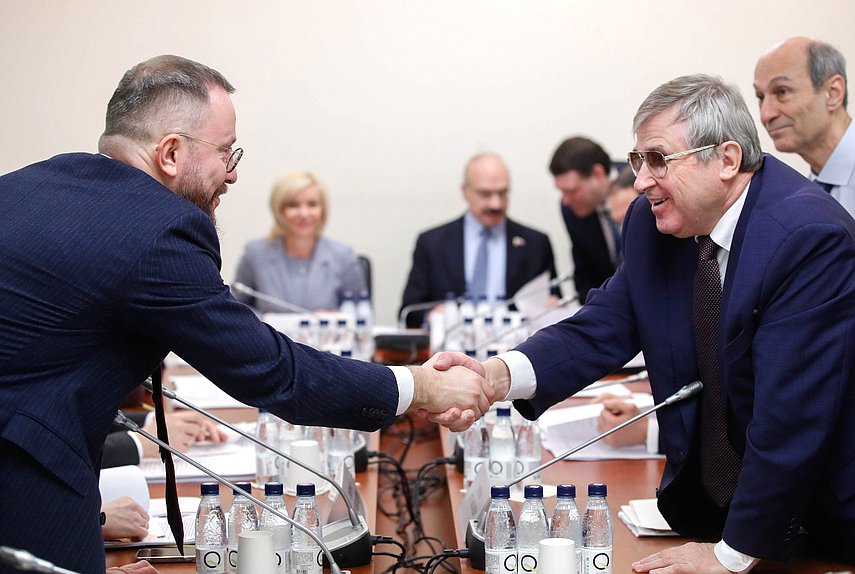 Первый заместитель Председателя Комитета по науке и высшему образованию Олег Смолин (справа)