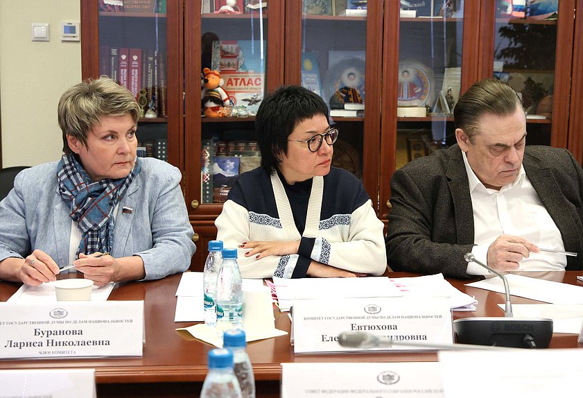 Члены Комитета по делам национальностей Лариса Буранова, Елена Евтюхова и Геннадий Семигин