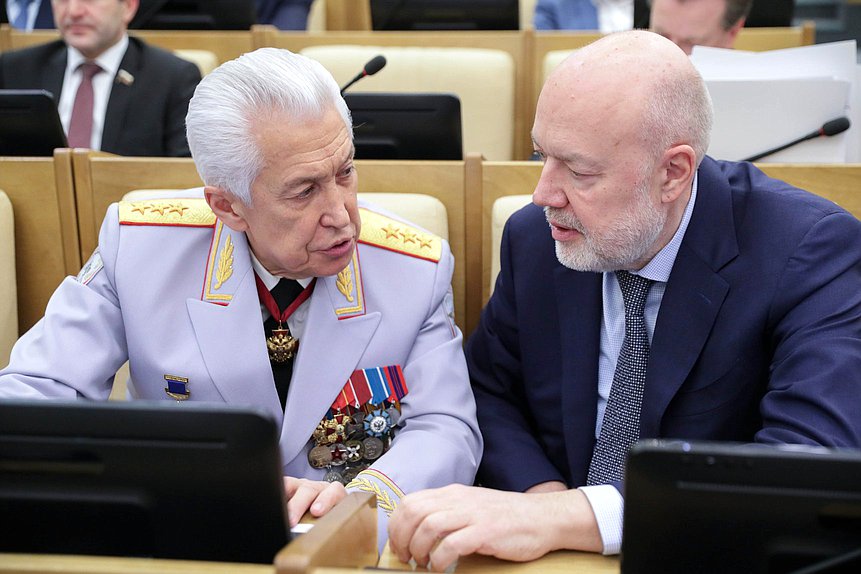 Руководитель фракции «Единая Россия» Владимир Васильев и Председатель Комитета по государственному строительству и законодательству Павел Крашенинников