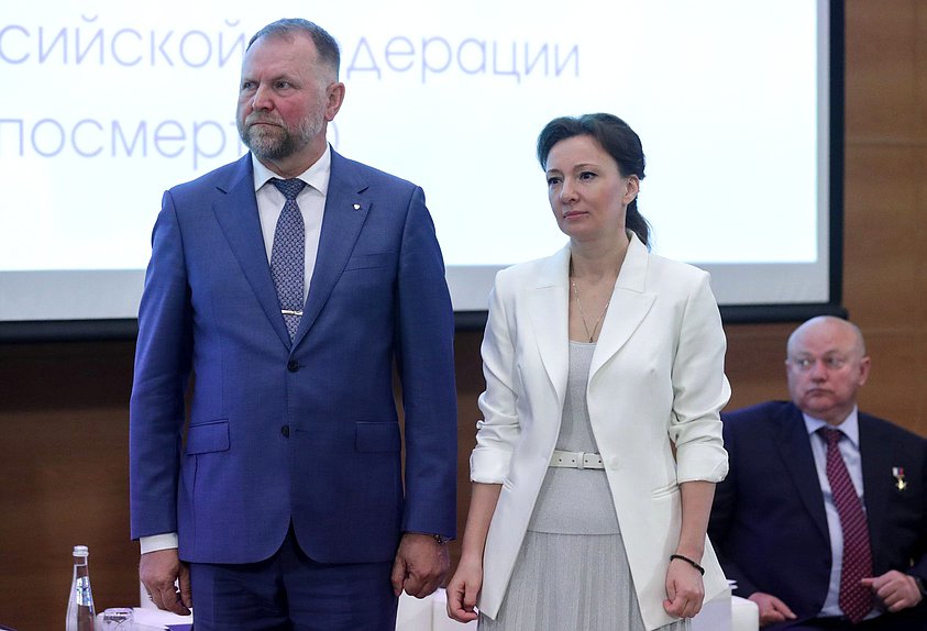 Руководитель Фонда поддержки ответственного отцовства «Истоки» Андрей Коченов и заместитель Председателя Государственной Думы Анна Кузнецова