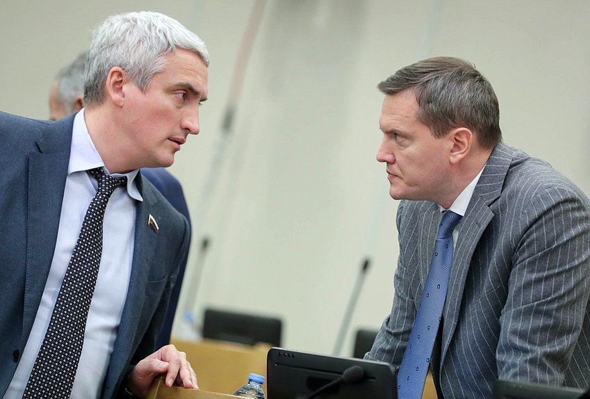 Член Комитета по промышленности и торговле Евгений Нифантьев и Первый заместитель Председателя Комитета по государственному строительству и законодательству Даниил Бессарабов