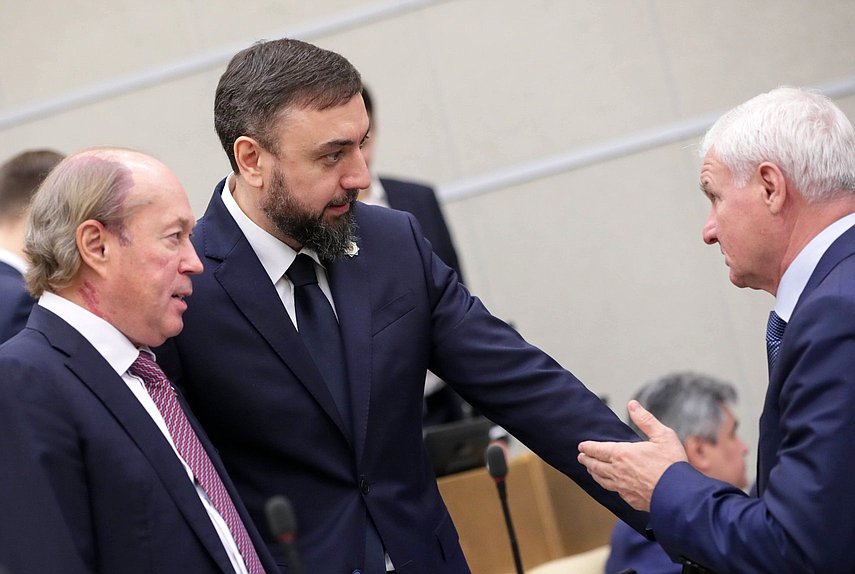 Заместитель Председателя Комитета по науке и высшему образованию Владимир Кононов, Первый заместитель Председателя Комитета по международным делам Шамсаил Саралиев и Первый заместитель Председателя Комитета по аграрным вопросам Владимир Плотников