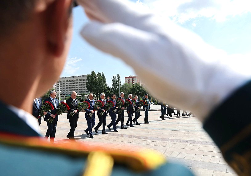 Председатель Государственной Думы Вячеслав Володин и главы делегаций стран-членов ОДКБ возложили цветы к Вечному огню на площади Победы в Бишкеке