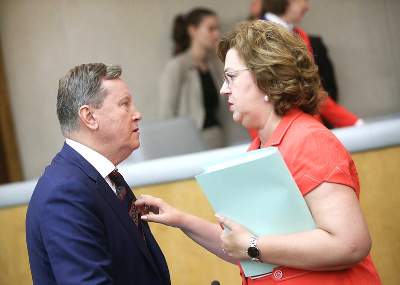 Первый заместитель Председателя Комитета по контролю и Регламенту Олег Нилов и заместитель Председателя Государственной Думы Ольга Епифанова