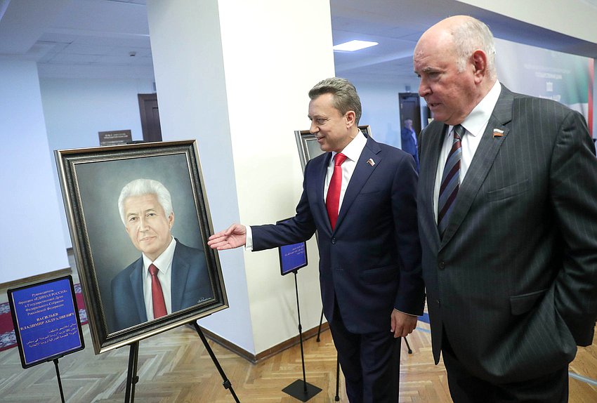 Заместитель Председателя Комитета по безопасности и противодействию коррупции Анатолий Выборный (слева)