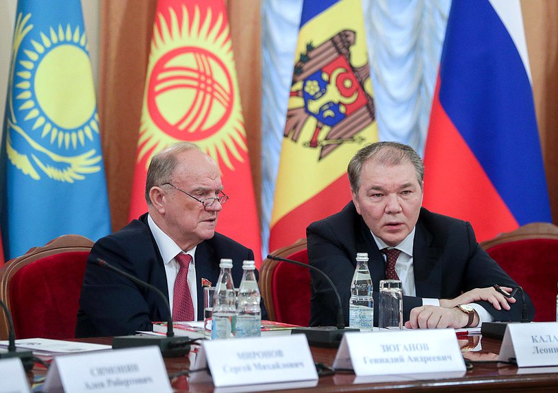 Leader of CPRF faction Gennady Zyuganov and Chairman of the Committee on Issues of the CIS and Contacts with Fellow Countrymen Leonid Kalashnikov