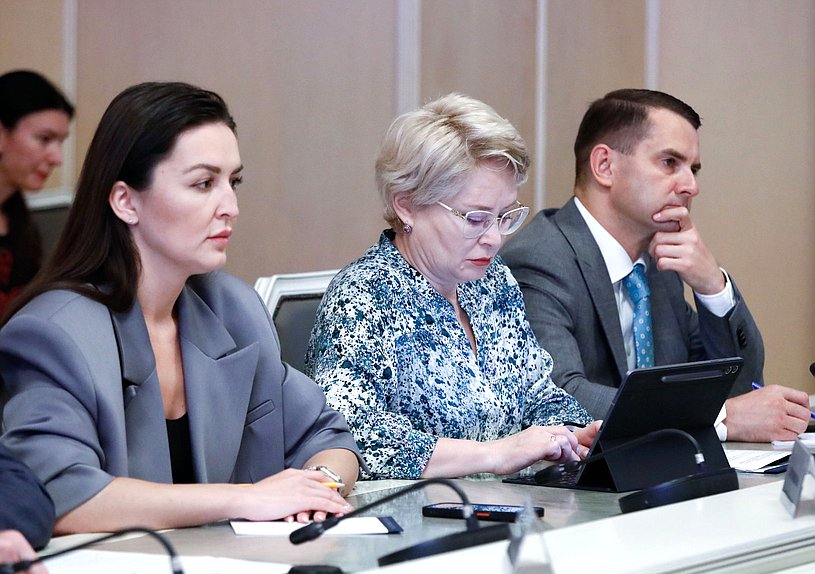 Члены Комитета по просвещению Анна Скрозникова и Эльвира Аиткулова и Председатель Комитета по труду, социальной политике и делам ветеранов Ярослав Нилов