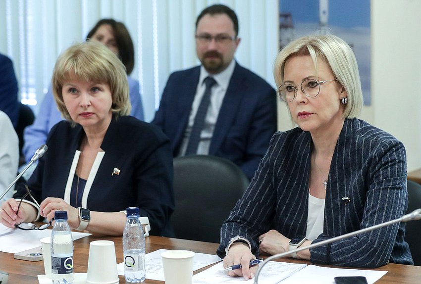 Член Комитета по охране здоровья Вероника Власова и заместитель Председателя Комитета Татьяна Соломатина