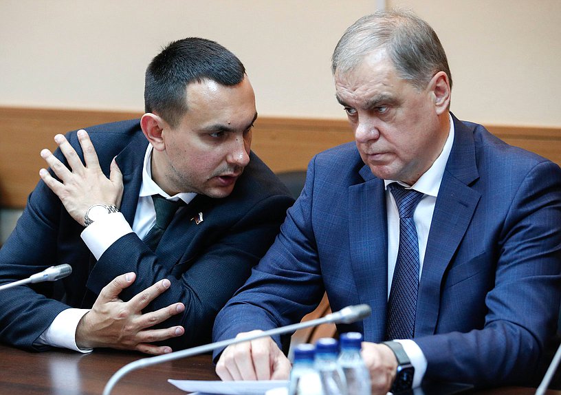 Члены Комитета по экологии, природным ресурсам и охране окружающей среды Максим Иванов и Александр Скачков