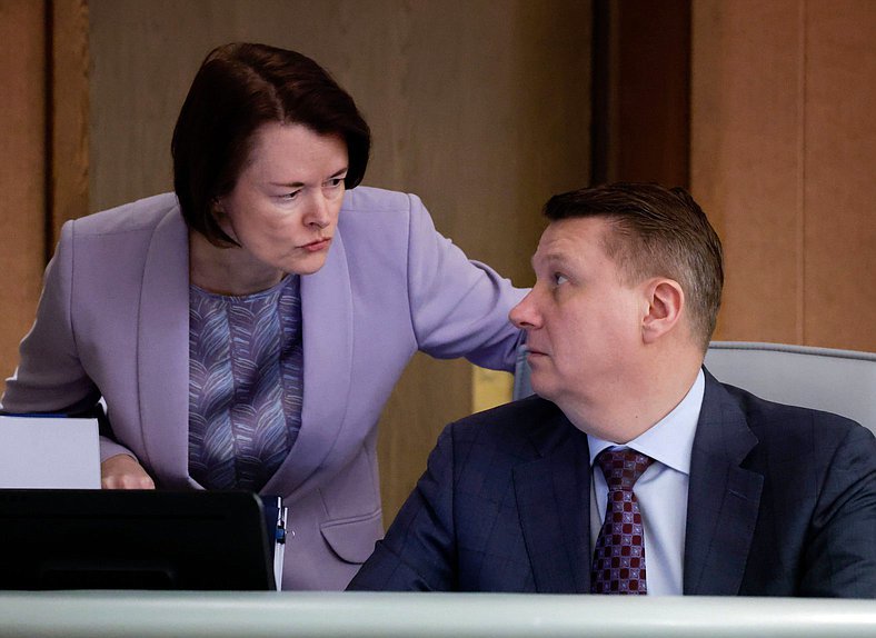 Статс-секретарь — заместитель Министра юстиции РФ Елена Ардабьева и Полномочный представитель Правительства РФ в Государственной Думе Александр Синенко