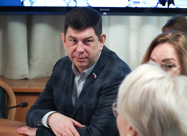 Член Комитета по просвещению Виктор Смирнов