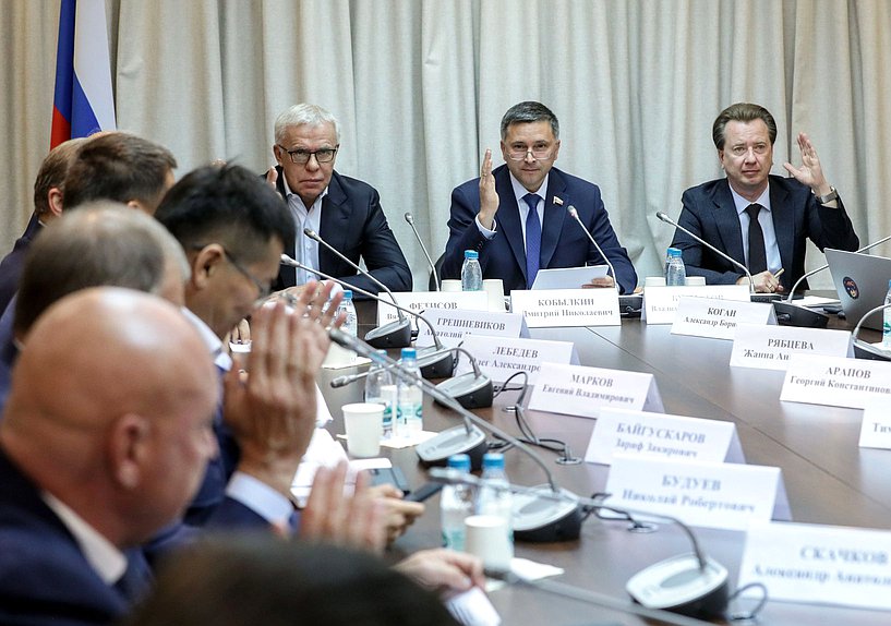 Председатель Комитета по экологии, природным ресурсам и охране окружающей среды Дмитрий Кобылкин и Первые заместители Председателя Комитета Владимир Бурматов и Вячеслав Фетисов