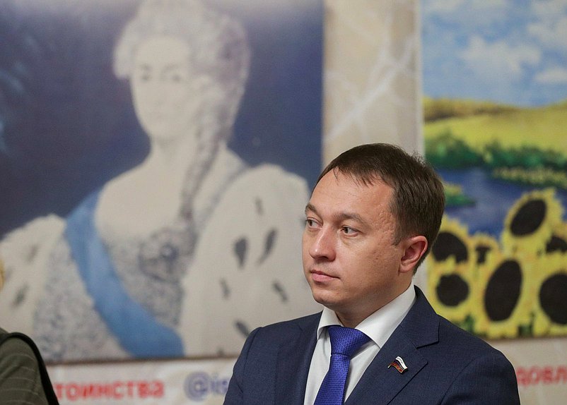 Член Комитета по государственному строительству и законодательству Олег Быков