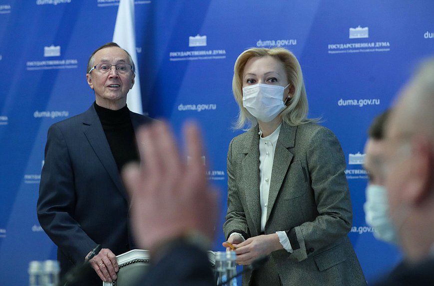 Первый заместитель Председателя Комитета по развитию гражданского общества, вопросам общественных и религиозных объединений Николай Бурляев и Председатель Комитета Ольга Тимофеева