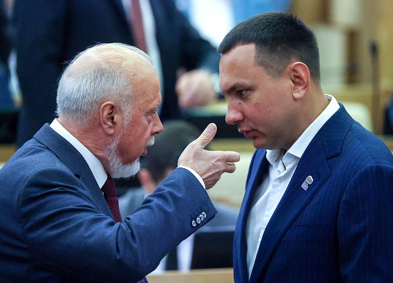 Члены Комитета по экологии, природным ресурсам и охране окружающей среды Максим Иванов и Вадим Шувалов